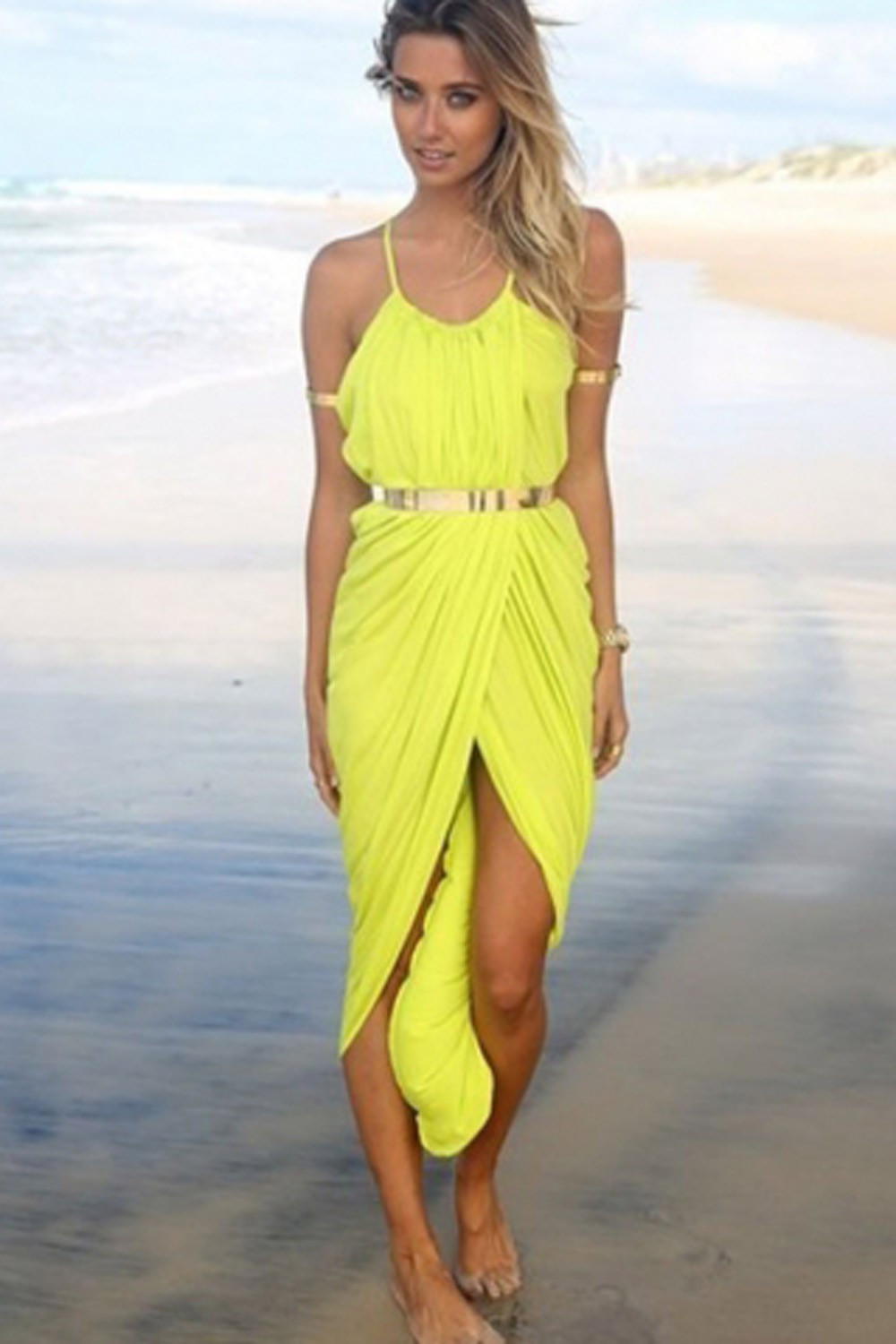 Vestido de playa con cinturón dorado