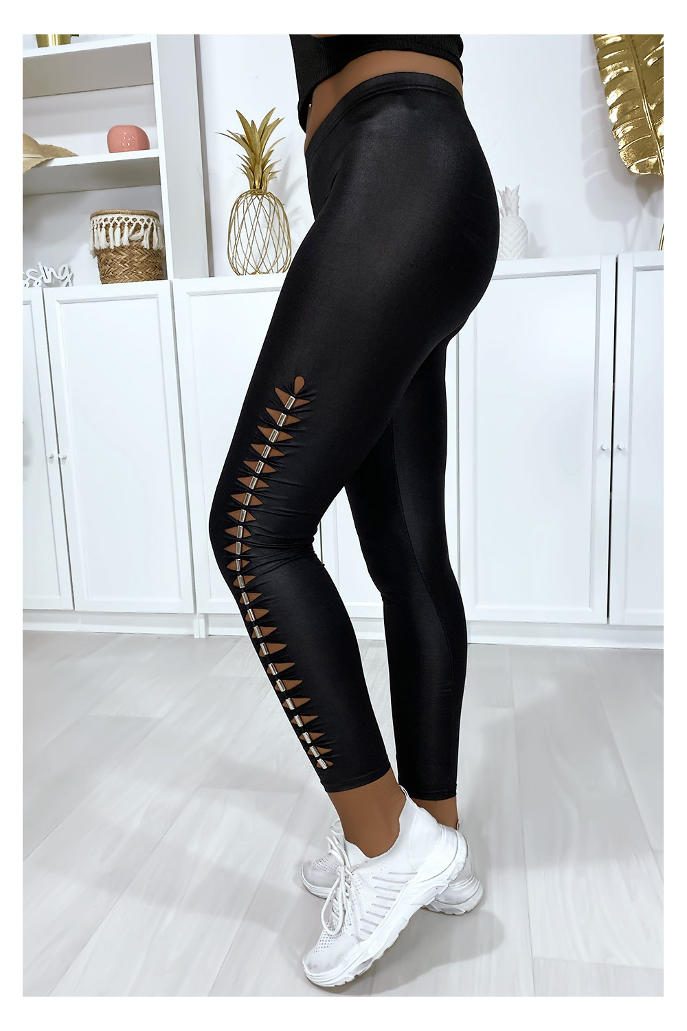Very stretchy shiny black leggings with accessory on the sides