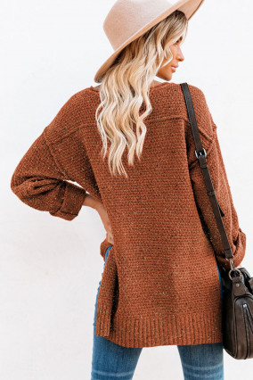 Suéter de punto marrón con hombros caídos