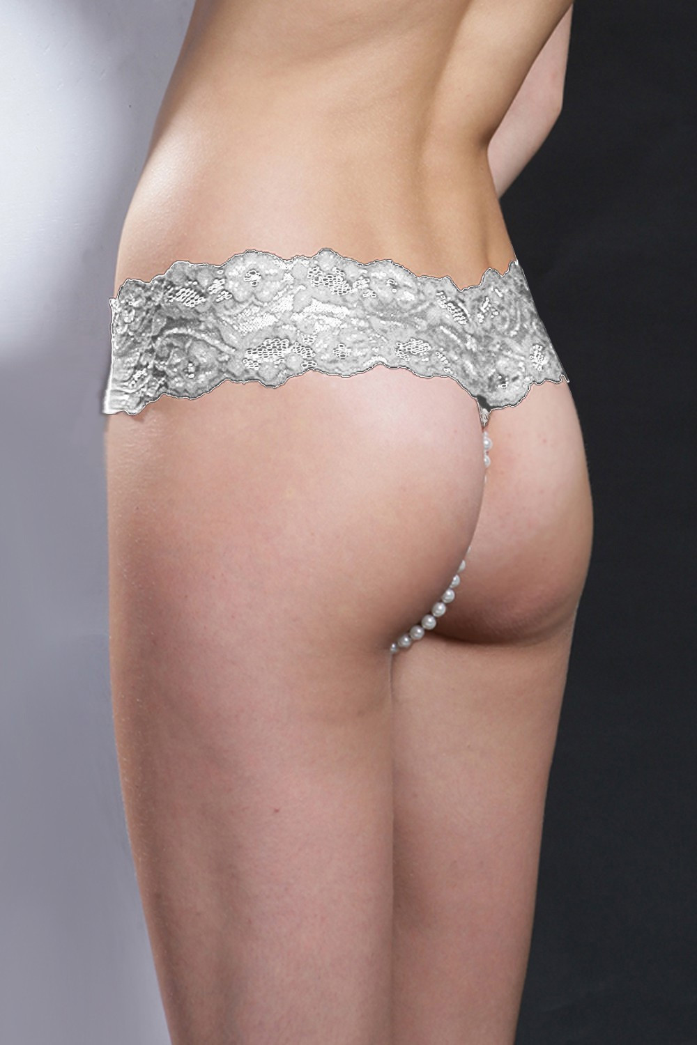 Jewelery thong with white pearls