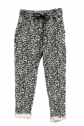 Pantalones con estampado de leopardo en blanco y negro