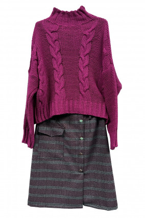 Conjunto de suéter y falda morado