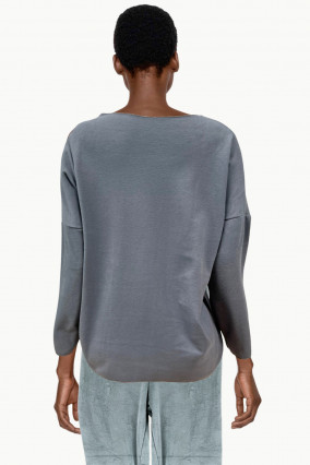 Suéter gris con manga tres cuartos