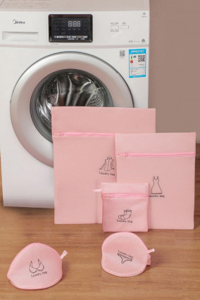 Set of pink pouches for washing your lingerie