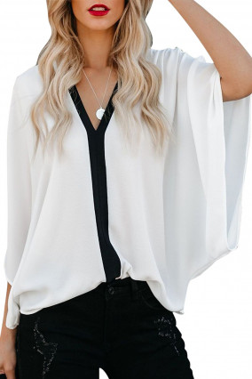 Blusa blanca con escote en pico negro