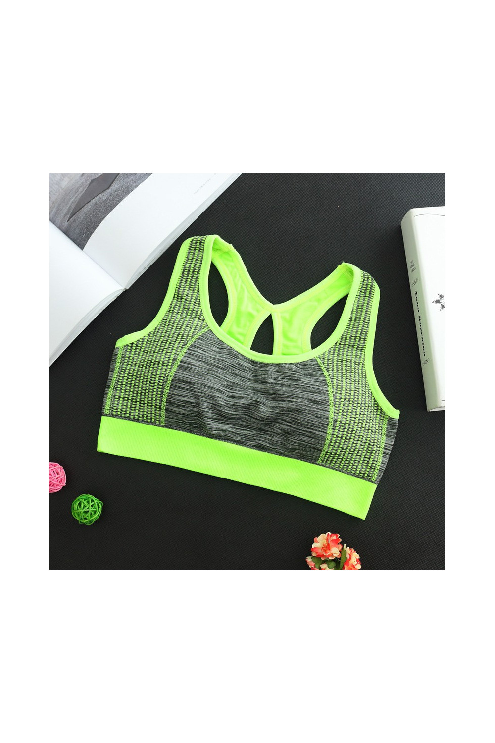Non-wired bra with retractable pads