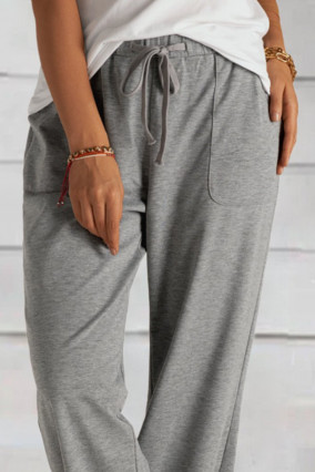 Pantalon gris clair avec poches et lien à la taille