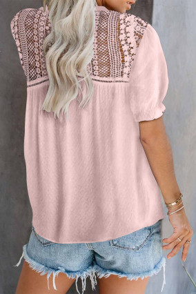 Blusa rosa de crochet con manga corta