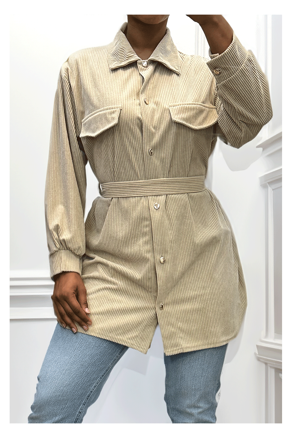 Long over thick ribbed beige shirt with pockets and belt