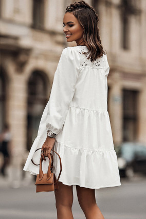Vestido de encaje blanco con escote