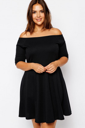 Pleated black dress with bare shoulders