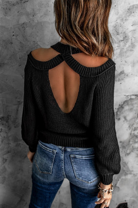 Suéter negro con hombros descubiertos