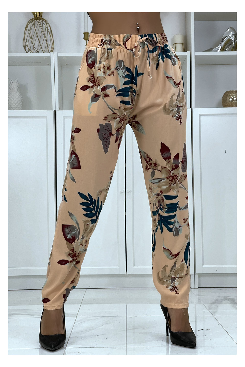 Pantalon fluide rose à motif floral B-36 - 1