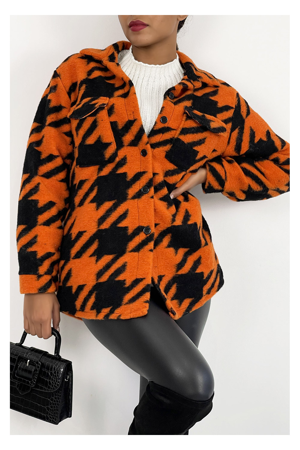 Veste surchemise bicolore orange et noire à carreaux mi-longue avec fermeture à boutons et col à revers - 5
