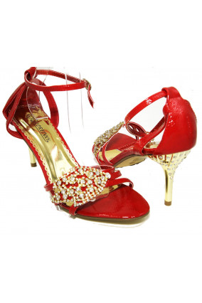 Zapato rojo con detalles dorados